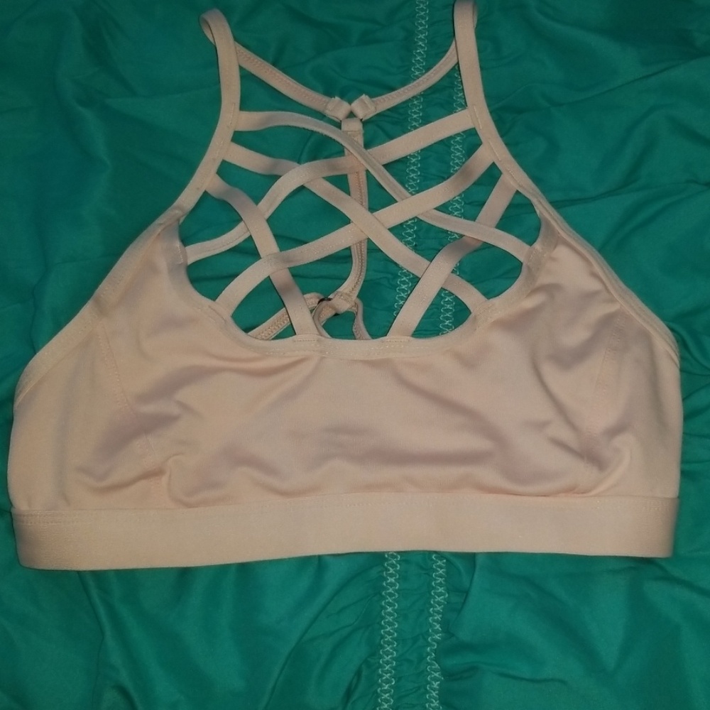 A Calia ( Carrie Underwood ) sports bra